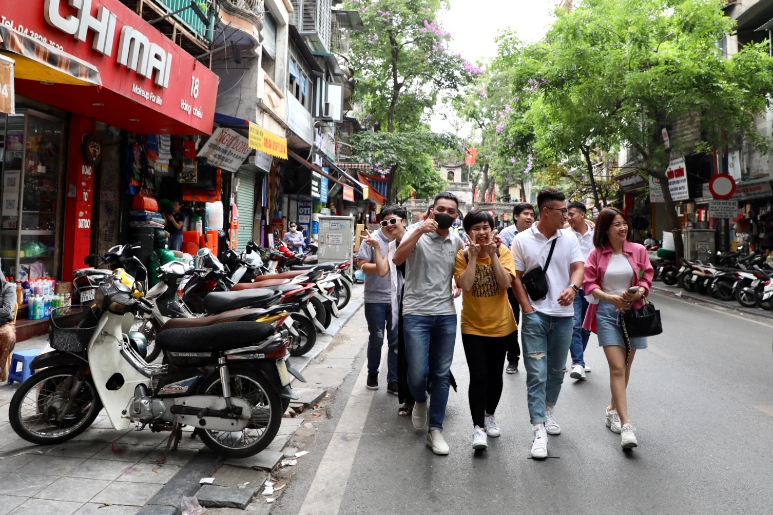 Vỉa hè tại khu phố cổ Hà Nội vẫn bị chiếm dụng nghiêm trọng