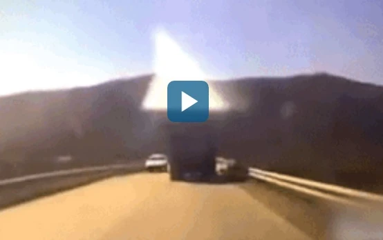 Ô tô rơi xuống hố sâu khi chạy qua cầu