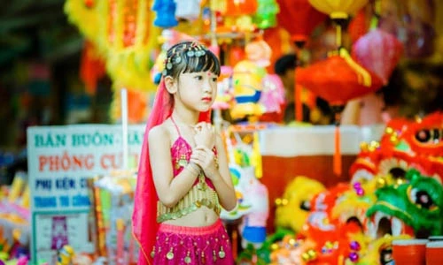 Ngắm “cô dâu 8 tuổi” vạn người mê trên phố Hàng Mã