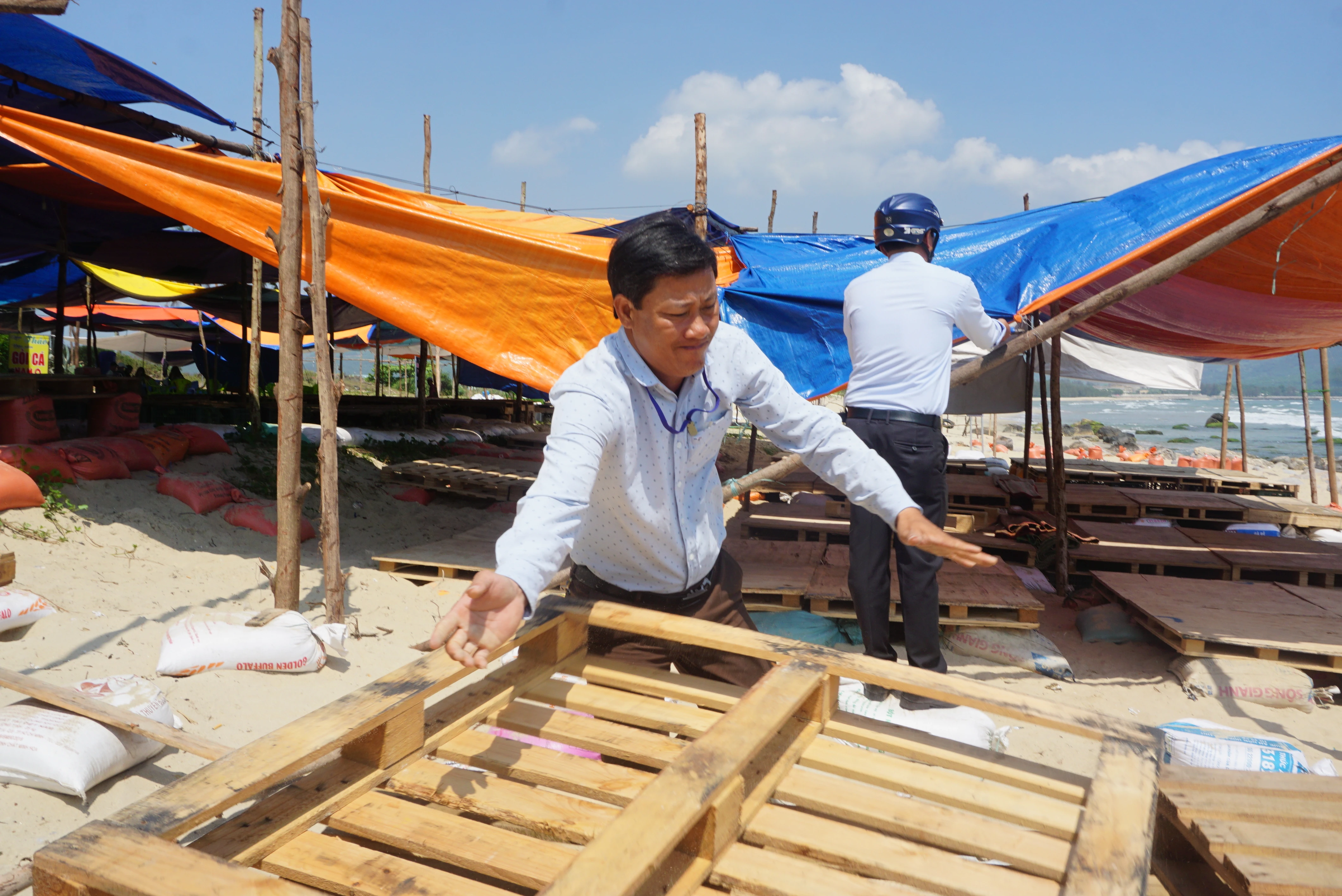 Ảnh: Đà Nẵng tháo dỡ hàng chục lều bạt bao vây ghềnh Nam Ô