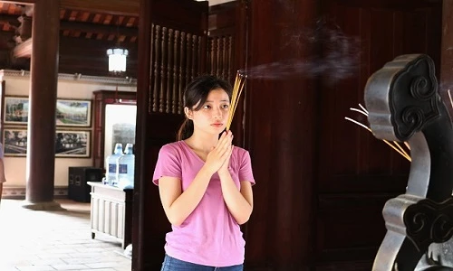 Ảnh: Sĩ tử ùn ùn đến Văn Miếu cầu may để vượt vũ môn