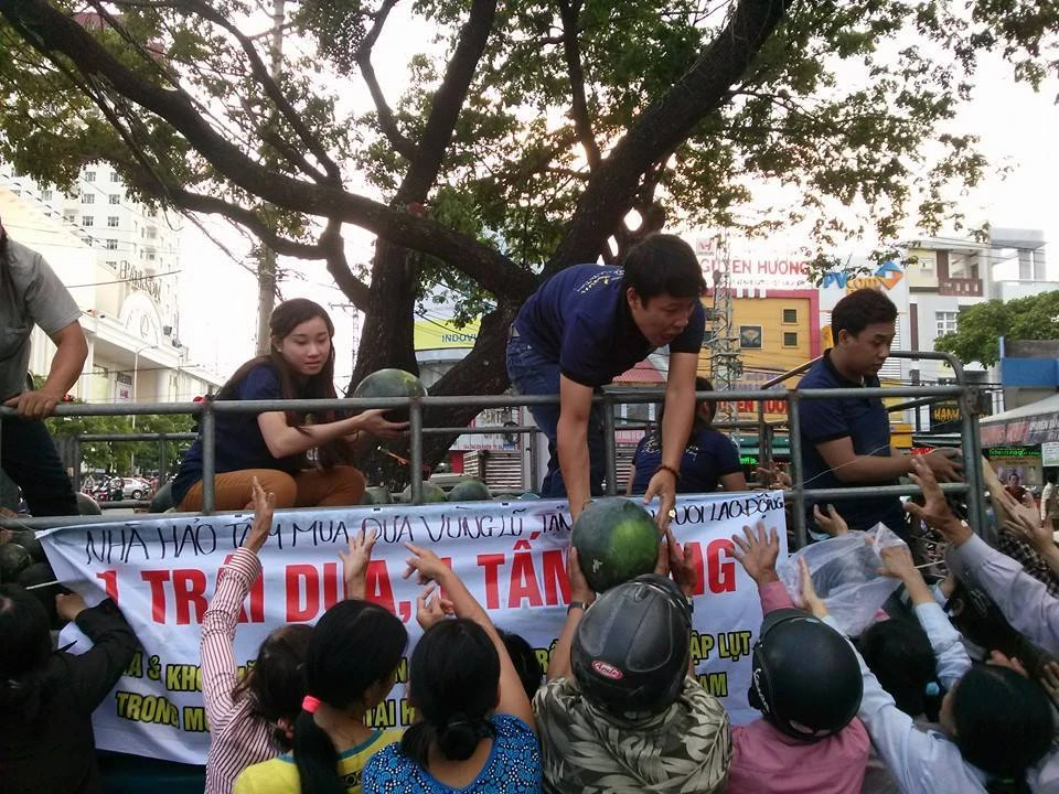 Bạn trẻ đem dưa hấu vùng lũ đến trẻ em nghèo