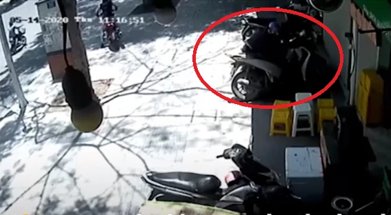 Video: 2 thanh niên phối hợp trộm xe máy trên vỉa hè
