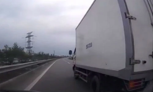 Phát hoảng xe tải đánh võng, nhấc hai bánh trên quốc lộ