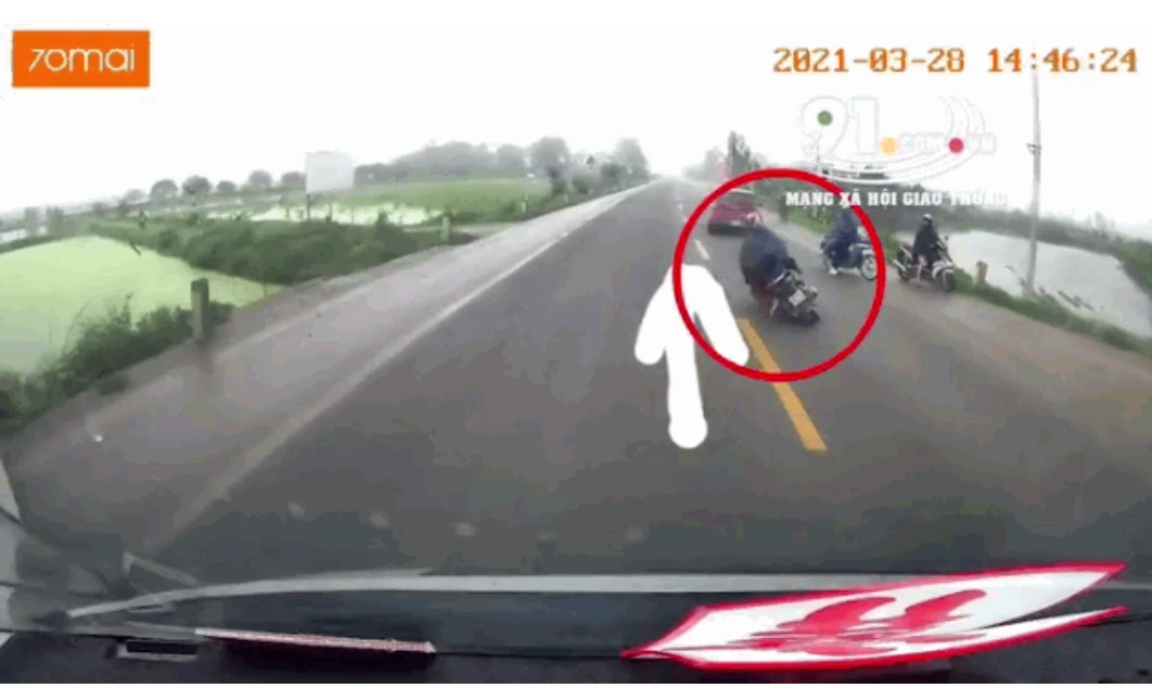Video: Tài xế đánh lái xuất thần, cứu mạng người đàn ông đi xe máy