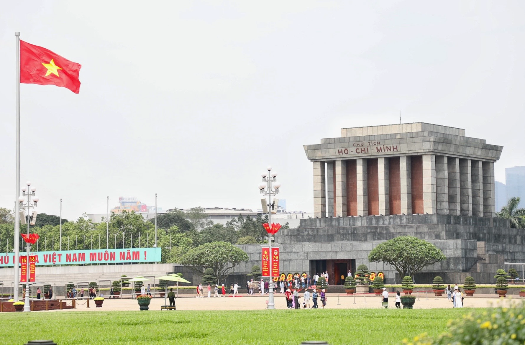 Hà Nội rực rỡ cờ hoa chào mừng Ngày Giải phóng miền Nam