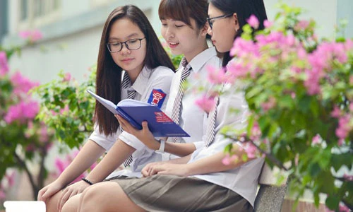Teen Việt - Úc Hà Nội khoe dáng trong đồng phục bắt mắt