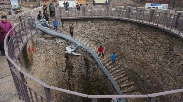 Kỳ thú chiếc giếng khổng lồ, hàng chục người có thể đi bộ xuống đáy