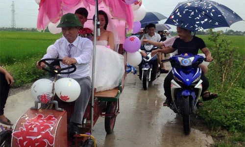 Màn rước dâu bằng “xe mui trần” nổi bật giữa đường quê