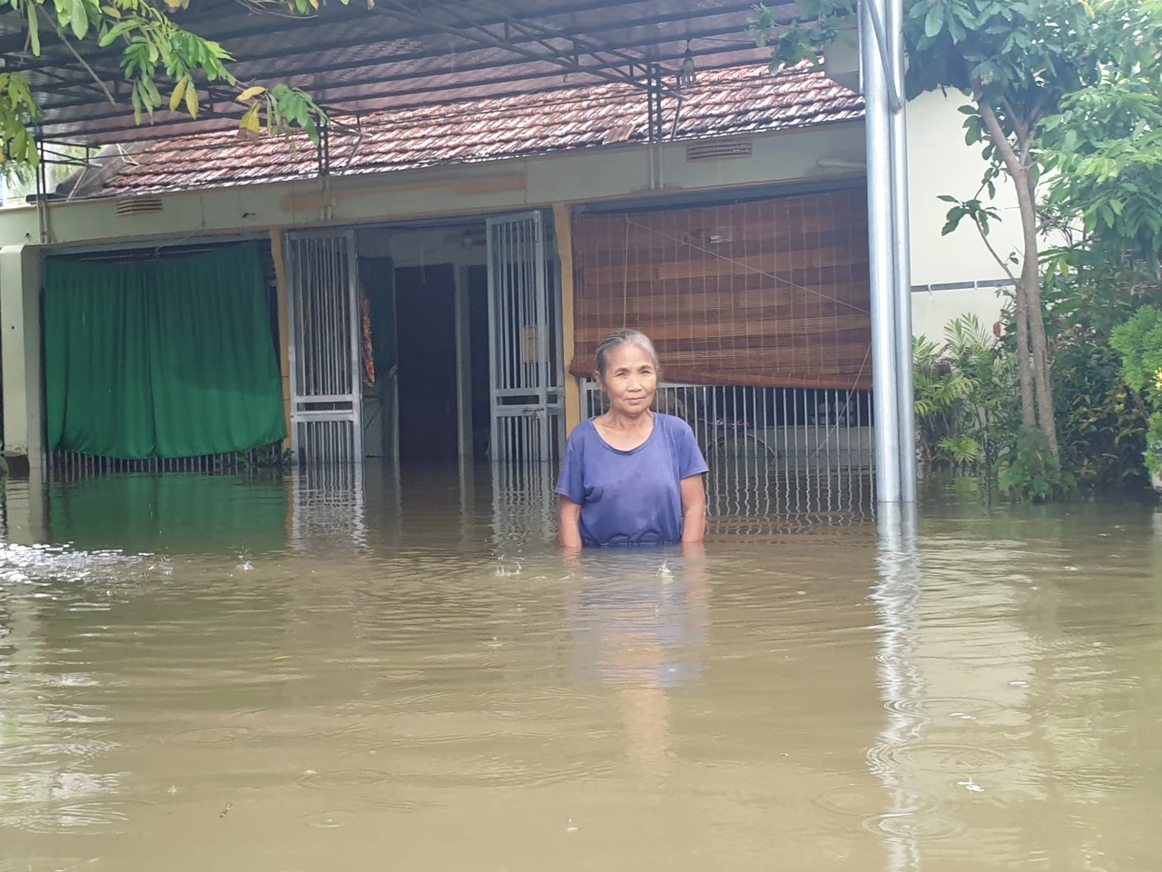 Nghệ An: Mưa lũ làm 7 người chết, xóm làng chìm trong biển nước
