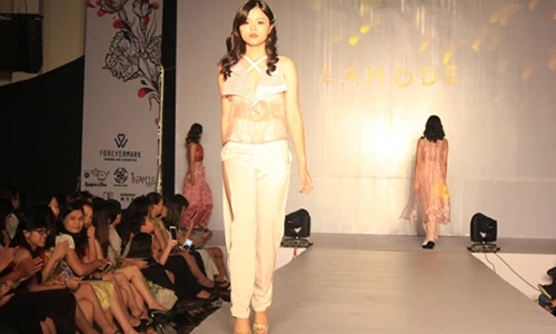 Nữ sinh trường Amsterdam đọ sắc với thời trang quyến rũ