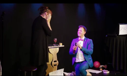 Màn cầu hôn độc và lạ của ảo thuật gia nổi tiếng