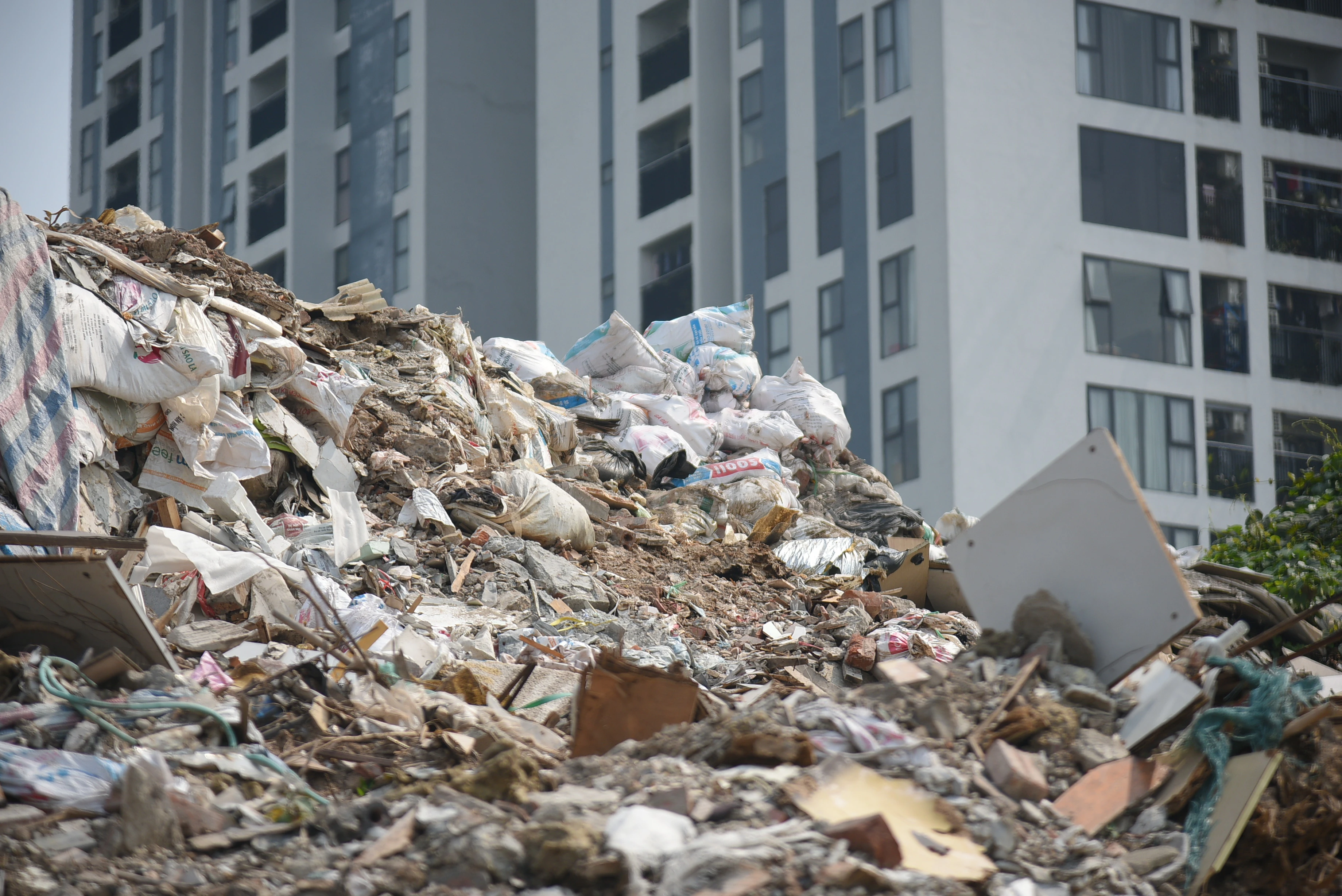 Hà Nội: Núi rác thải khổng lồ “tra tấn” cuộc sống người dân 