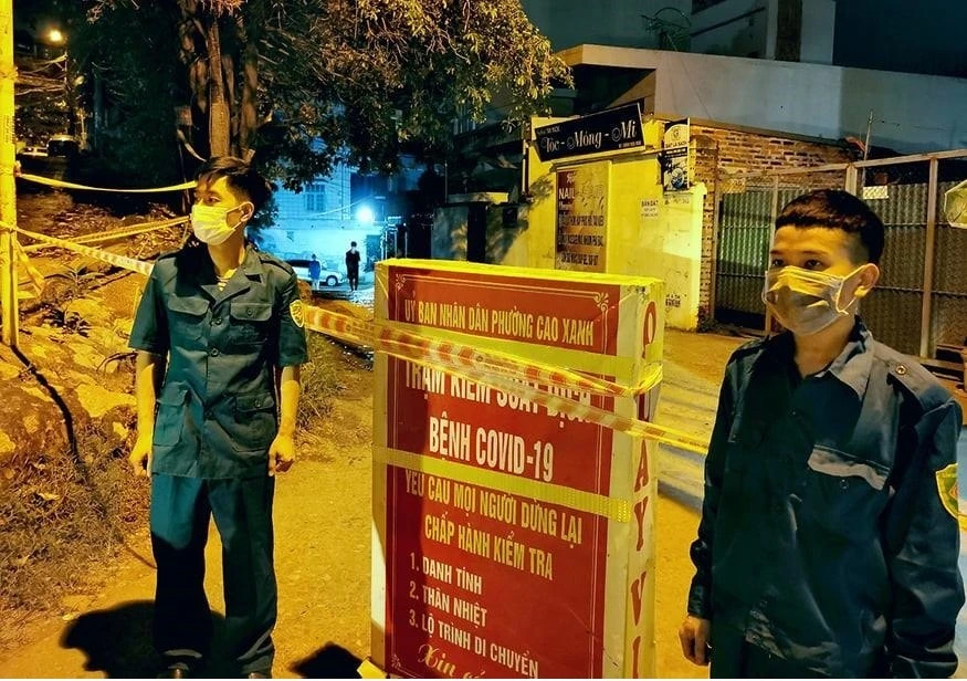 Quảng Ninh: Đưa người nhà của bệnh nhân dương tính COVID-19 đi cách ly 