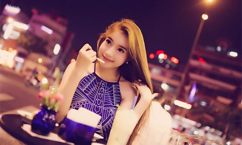 Hot girl Elly Trần đẹp rạng ngời dạo phố đêm Sài Gòn