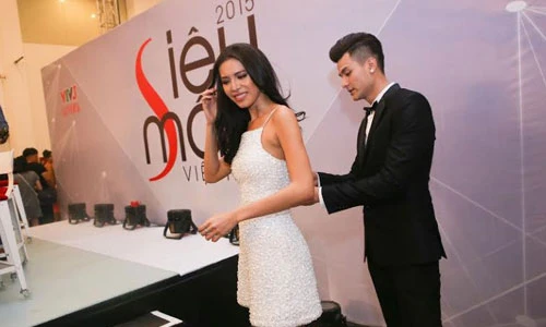 Siêu mẫu Minh Tú ngại ngùng khi được Vĩnh Thụy chỉnh váy