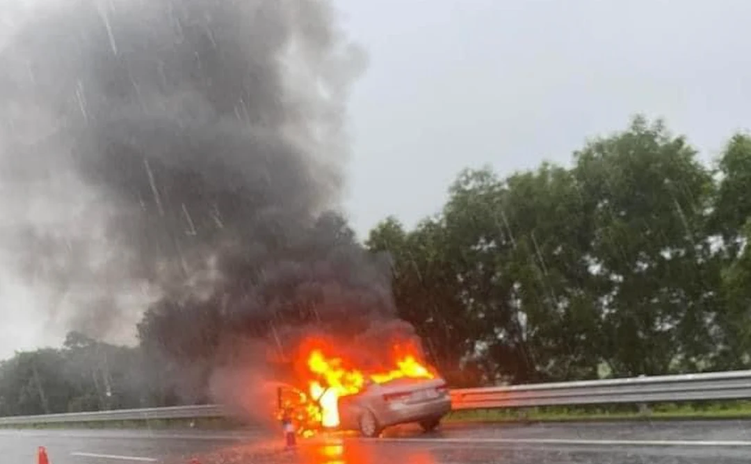 Ô tô con cháy rụi trên cao tốc Hà Nội - Hải Phòng
