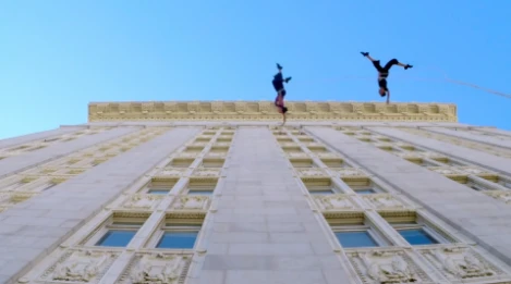 Đôi trai gái và màn nhảy gay cấn trên tường 