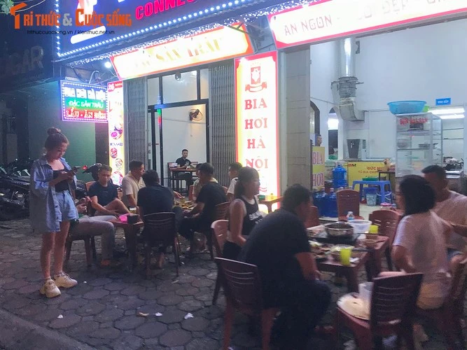 Hà Nội: Hàng quán chiếm hết vỉa hè, lòng đường bên bờ sông Tô Lịch