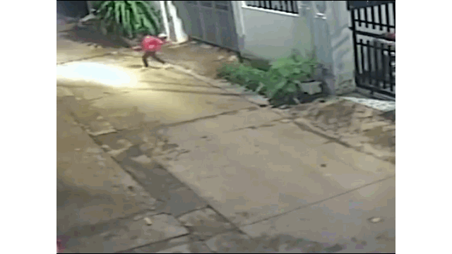 Video: Chạy sang đường bất ngờ, bé gái bị xe máy cán qua người