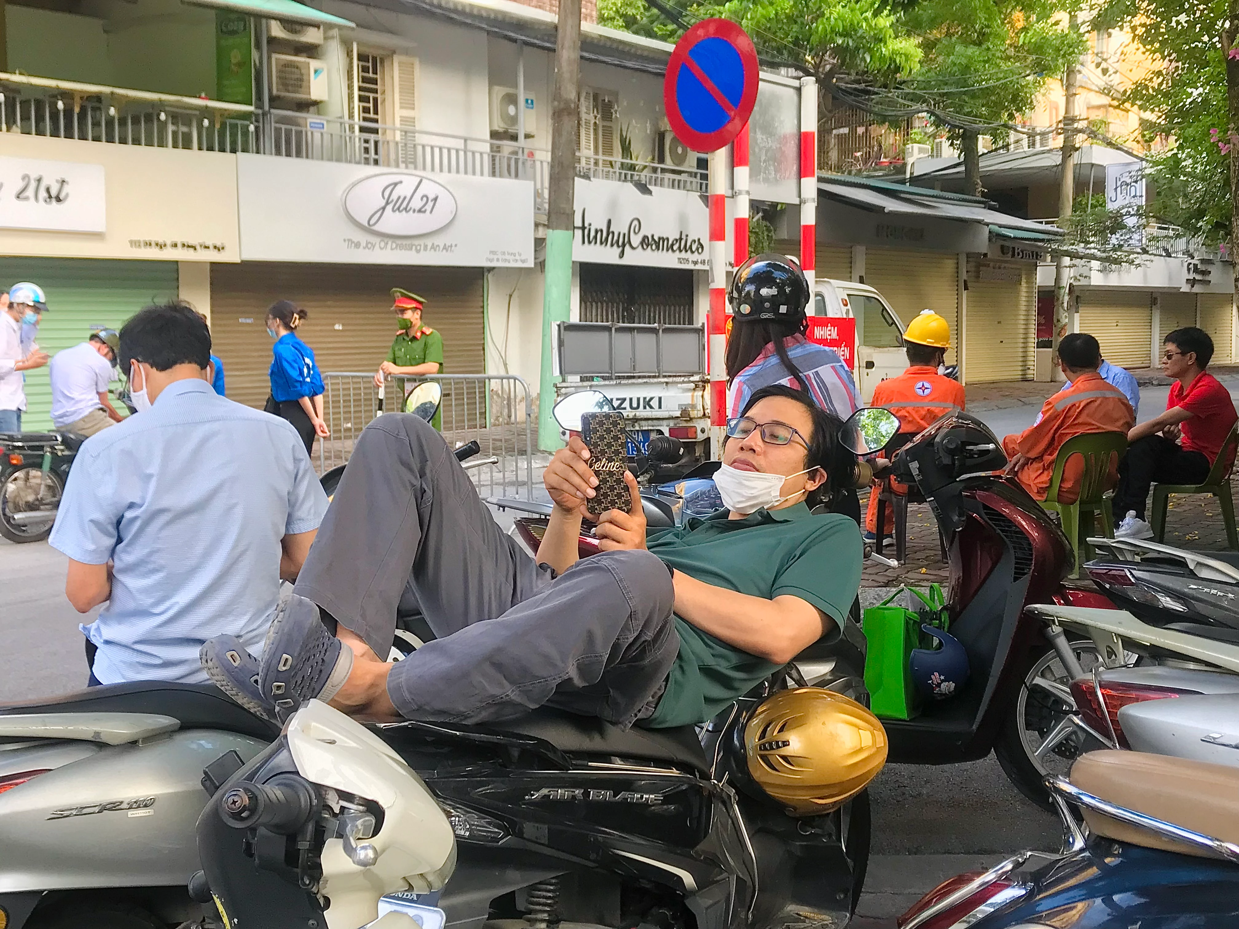 Xúc động cảnh bố mẹ đội nắng, đội mưa đợi con thi tốt nghiệp THPT