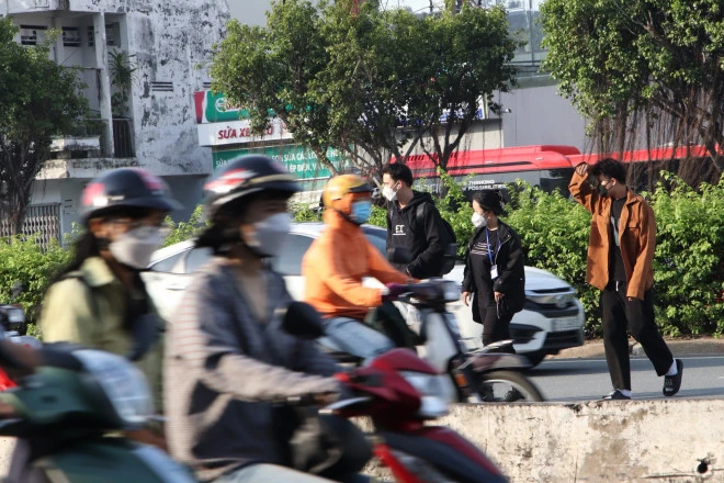 Rùng mình hình ảnh băng ngang đường ở TP HCM