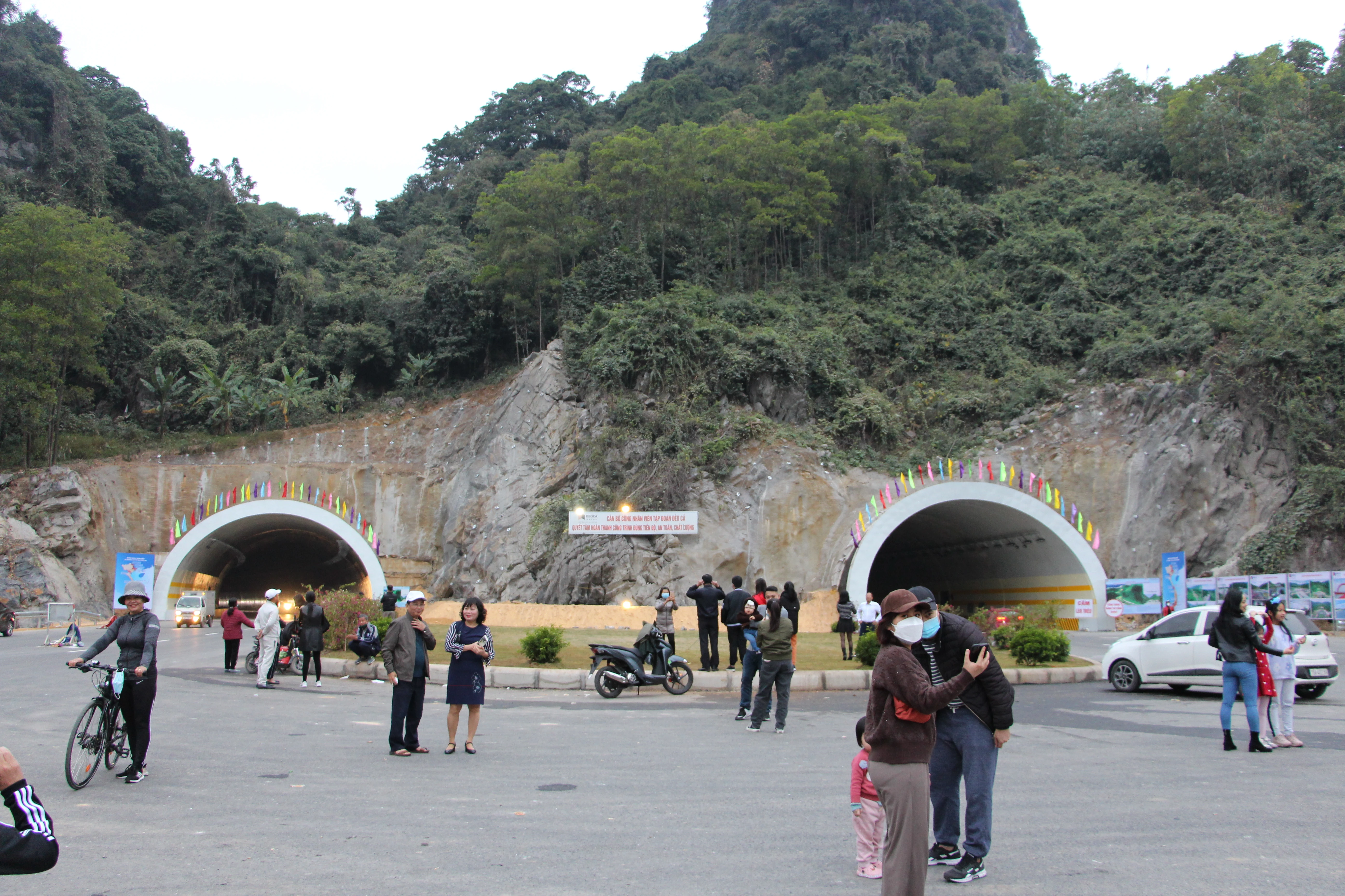 Người dân Quảng Ninh đổ xô "check in" hầm xuyên núi bao biển