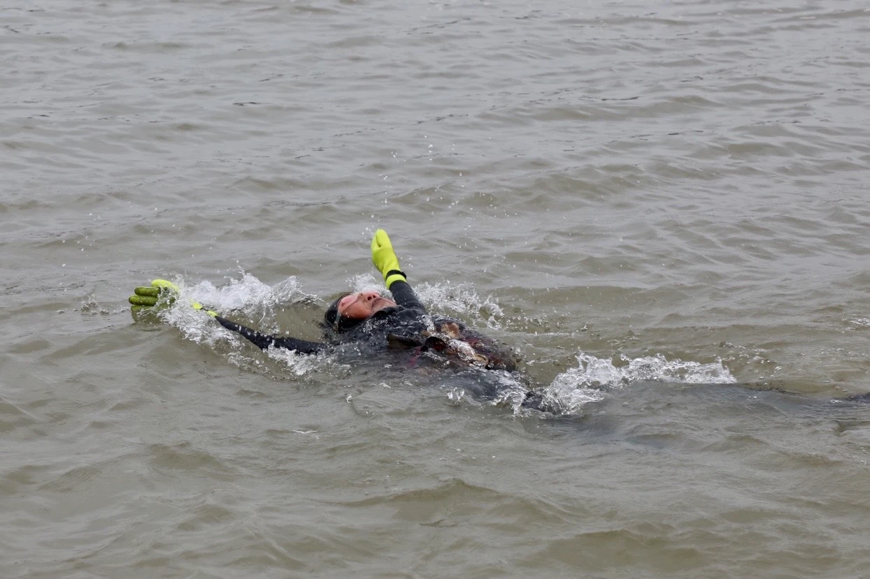 Rét cắt da cắt thịt, người Hà Nội vẫn bơi trên Sông Hồng