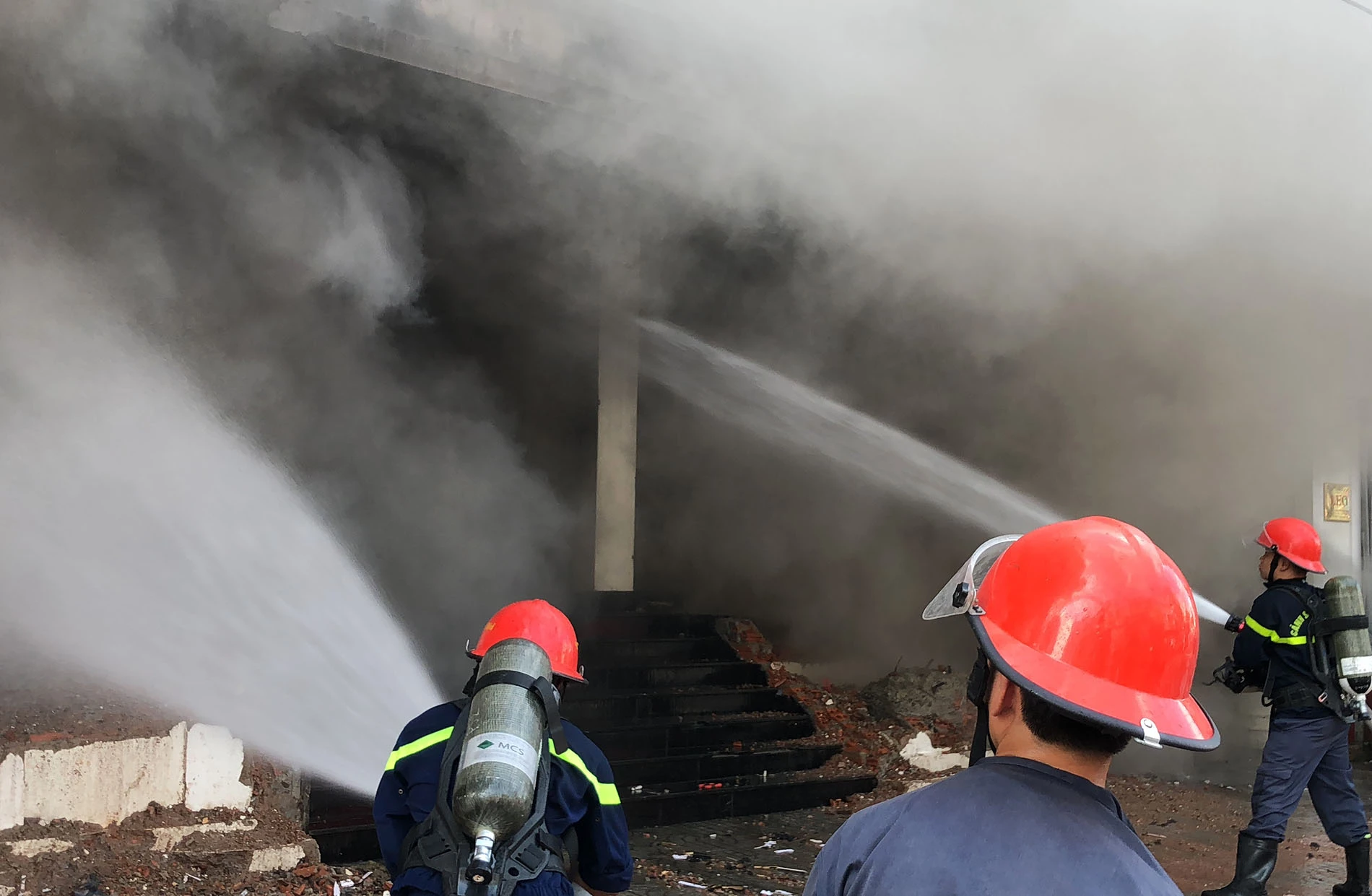 Cận cảnh 100 chiến sĩ dập lửa vụ cháy quán bar ở Đà Nẵng