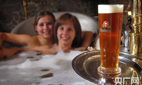 Khách sạn tung dịch vụ tắm bia chăm sóc nhan sắc mỹ nữ