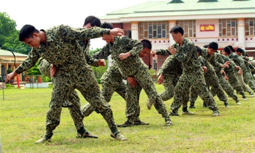 Xem chiến sĩ đặc công Việt Nam bắn "bách phát bách trúng"