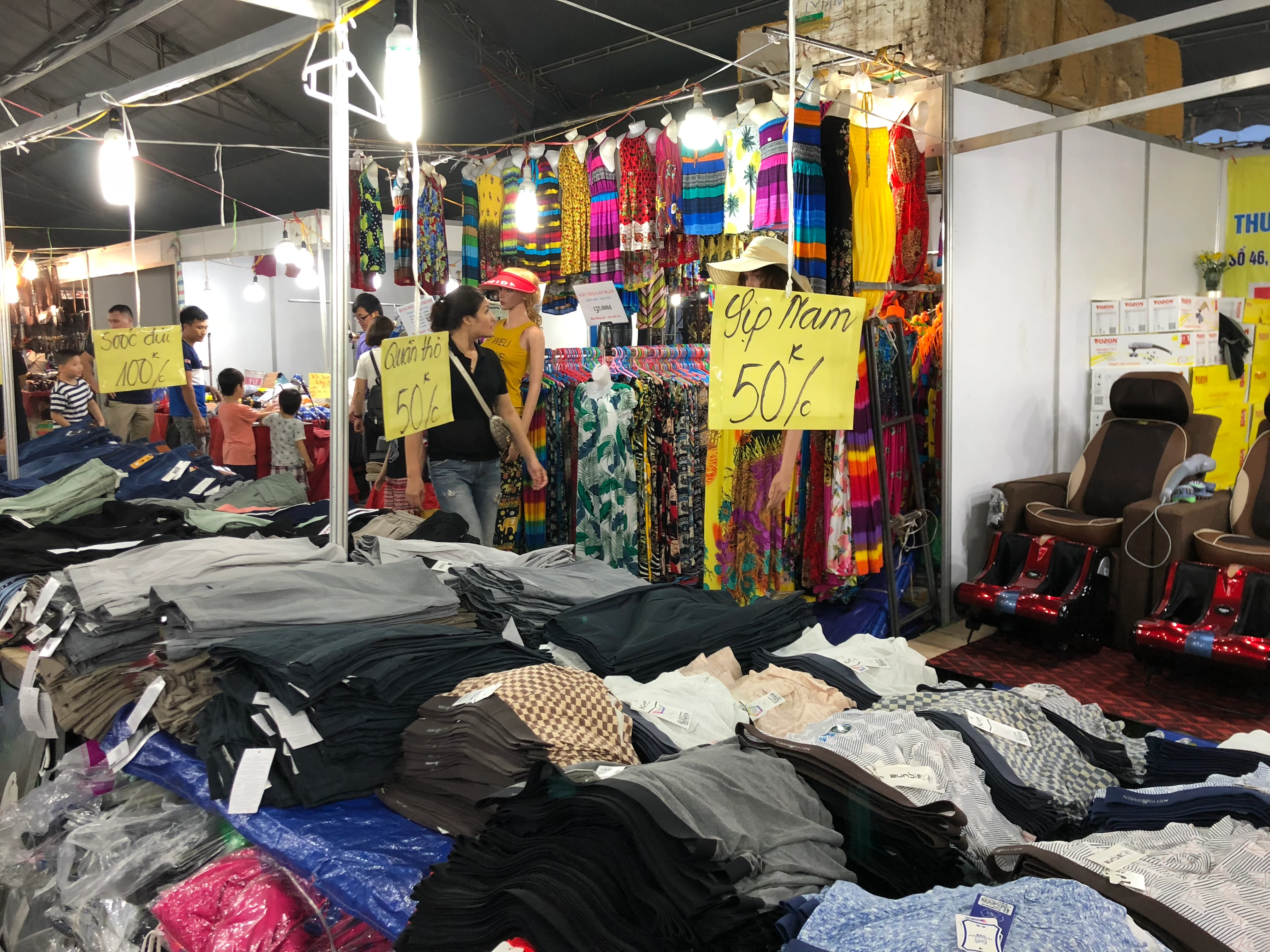 Festival văn hóa truyền thống Việt 2019 bán đồ lót, hỗn tạp như hội chợ