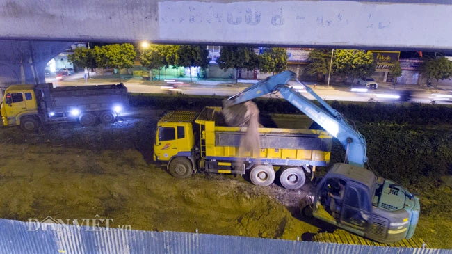 Ảnh: Công nhân trắng đêm xén dải phân cách đường vành đai 3 Hà Nội