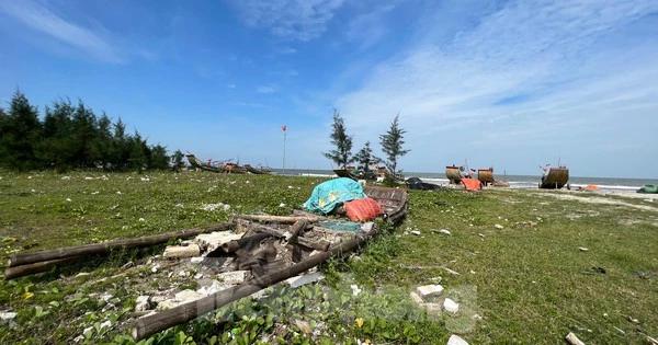 Ngổn ngang ‘nghĩa địa’ bè mảng ở bờ biển Nghệ An