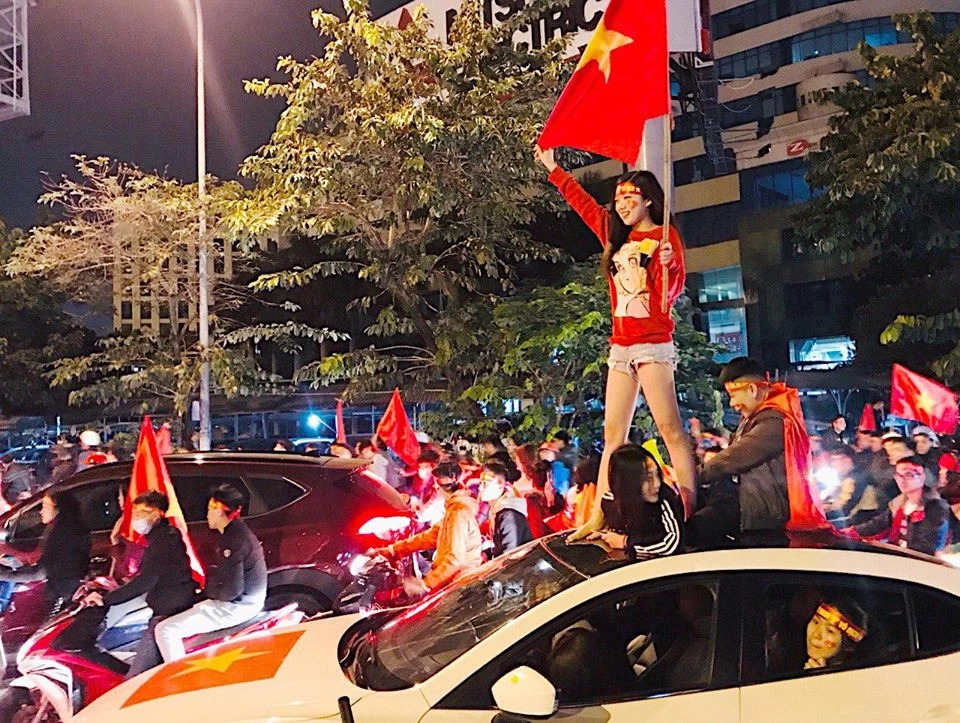 Ảnh: Muôn kiểu "đi bão" mừng Việt Nam vào tứ kết Asian Cup 2019