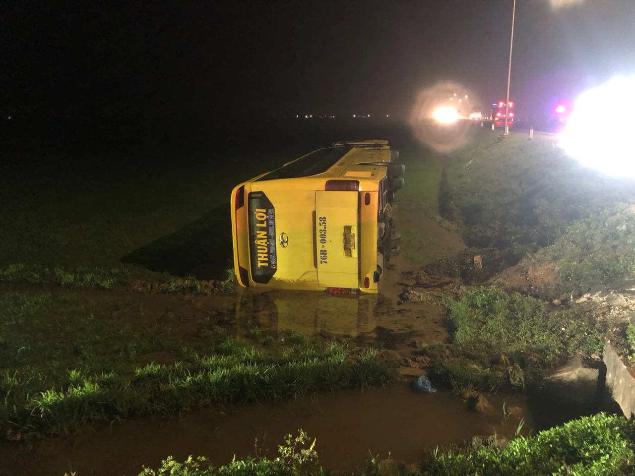 Hiện trường vụ tai nạn lật xe khách tối 29 Tết 