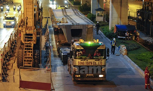 Ảnh trắng đêm lắp dầm đường sắt trên cao vượt sông Tô Lịch