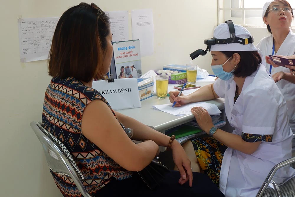 Dân đổ đi khám sau thông tin rò rỉ thủy ngân vụ cháy Công ty Rạng Đông