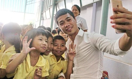 Công Phượng khiến fan nhí "phát cuồng"