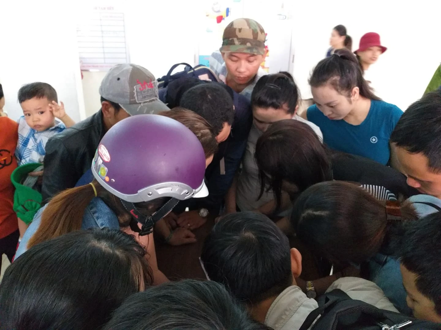 Hàng trăm người trắng đêm chờ tiêm vắc xin cho con