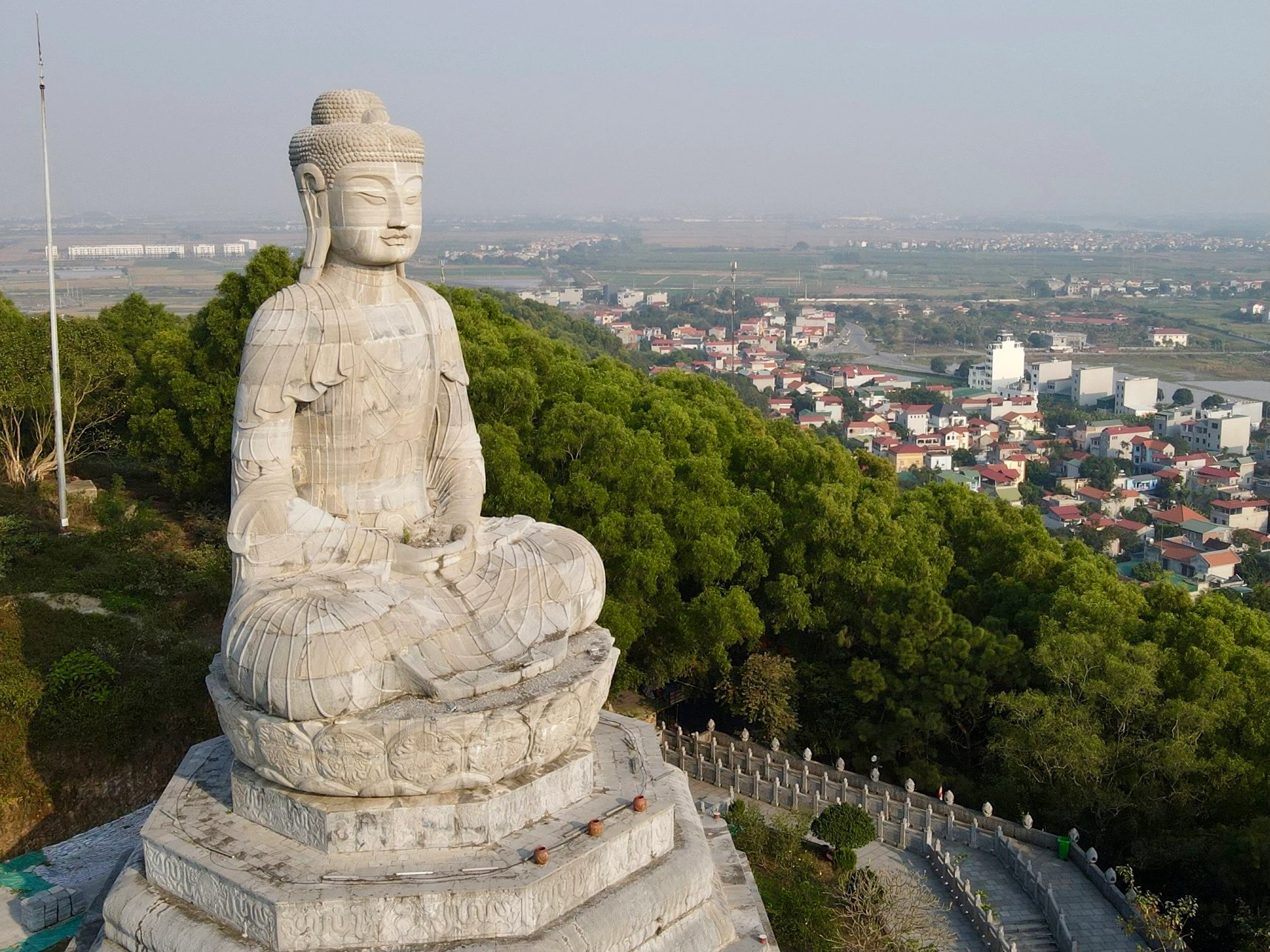 Chiêm ngưỡng hai pho tượng Phật A Di Đà độc đáo ở chùa Phật Tích