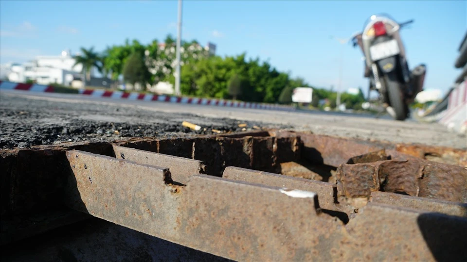 Những nắp cống “không cánh mà bay” trên Quốc lộ 1 ở Cần Thơ