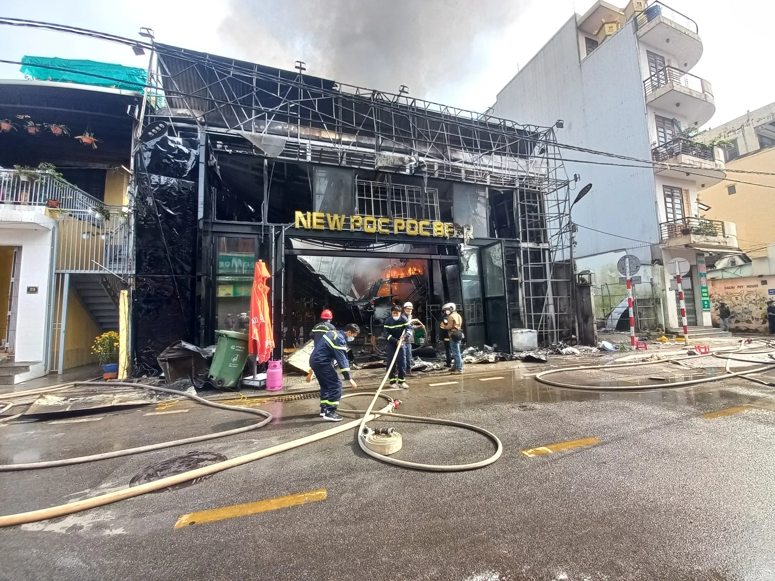 Huế: Cháy lớn tại New Poc Poc Beer, hàng chục chiến sĩ dập lửa