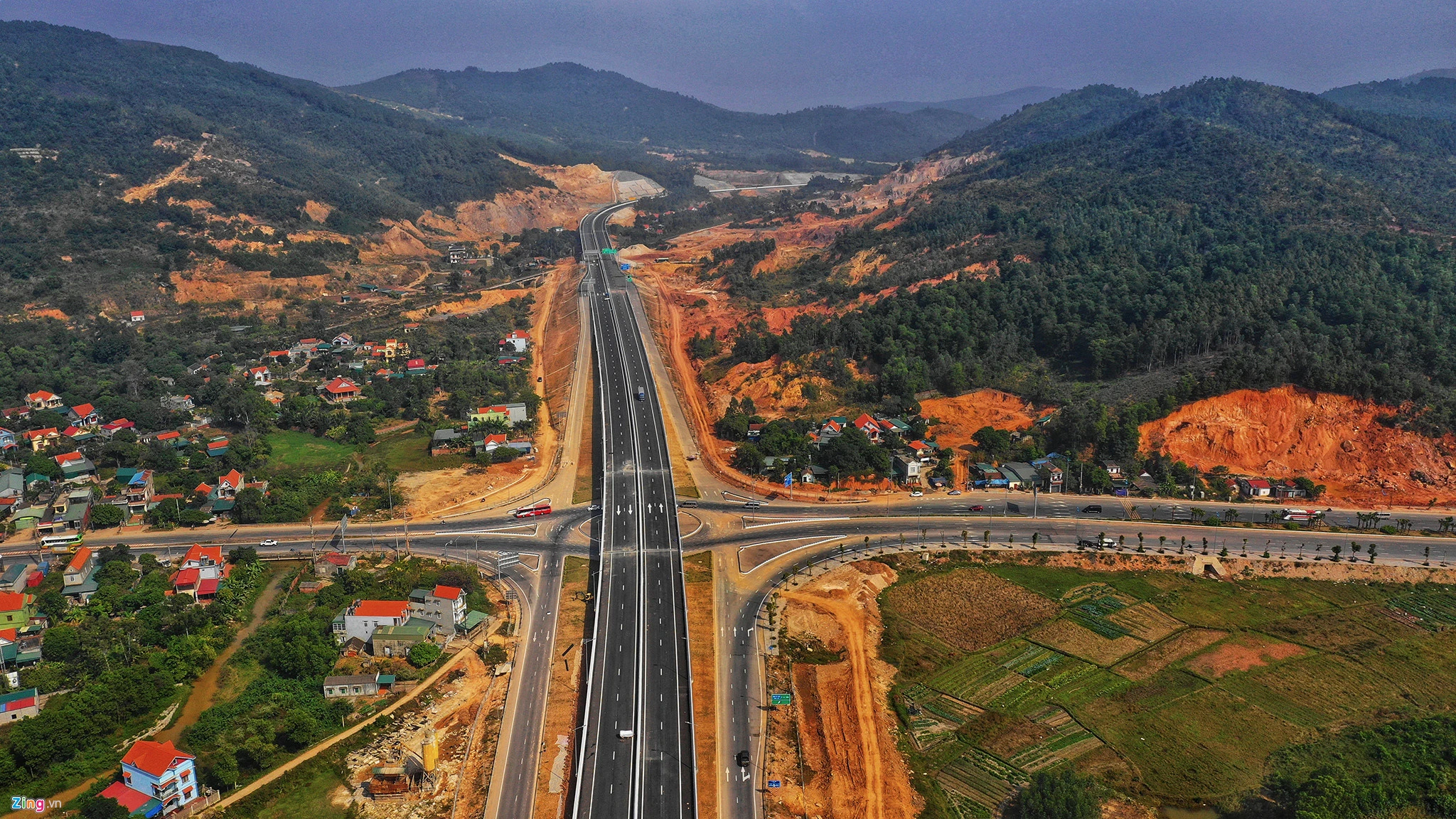 Cảnh kỳ vĩ hai bên cao tốc Hạ Long - Vân Đồn thông xe 30/12