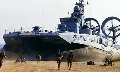 Xem chiến hạm “quái vật biển” của Nga cập bờ uy lực