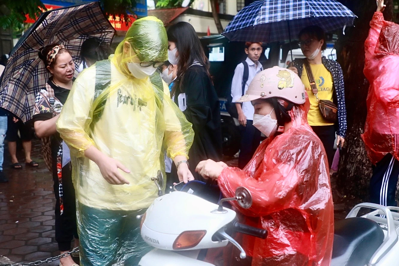 Thí sinh Hà Nội “đội mưa” trong môn thi đầu tiên kỳ thi tốt nghiệp THPT