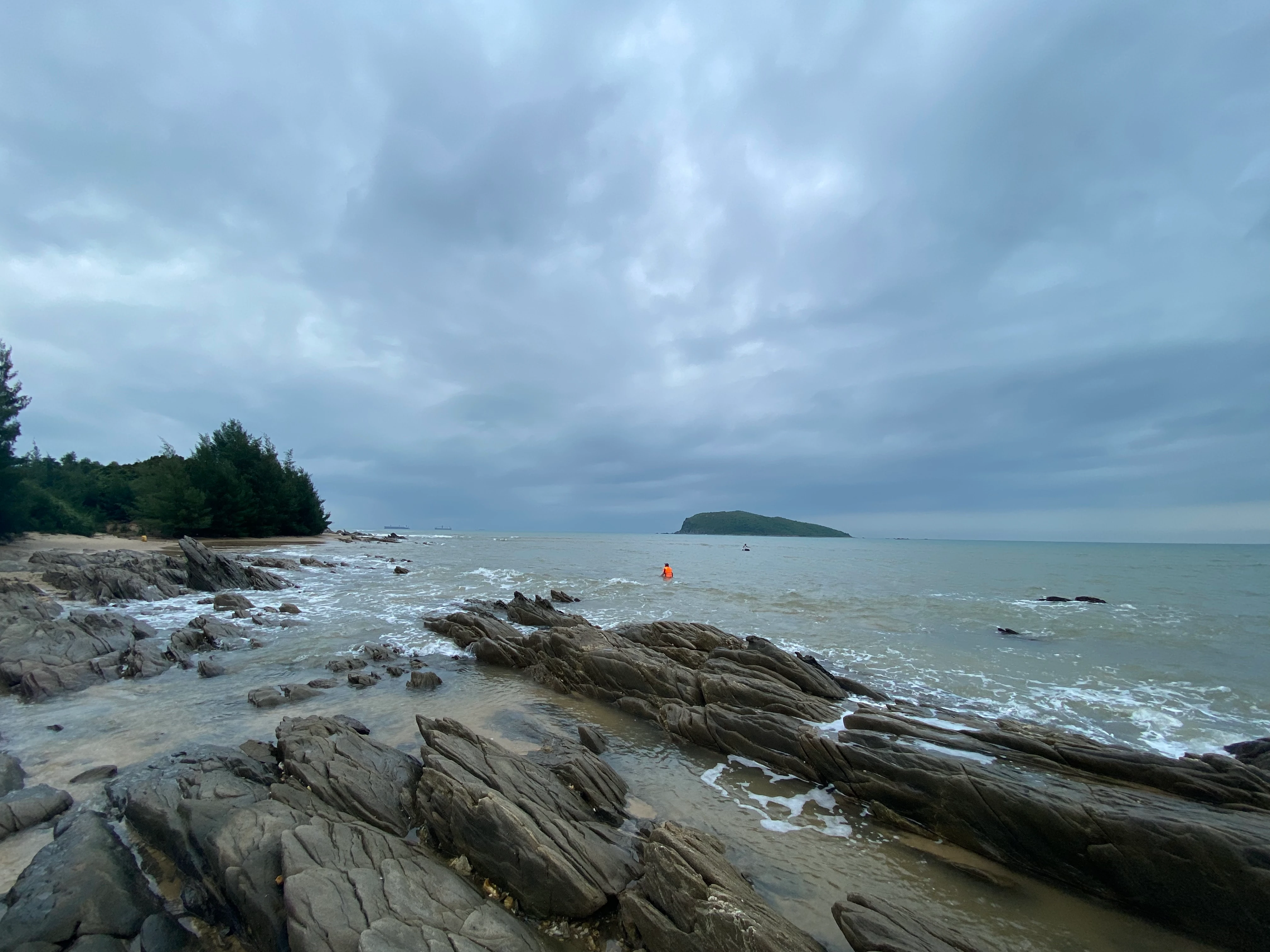 Bập bềnh mưu sinh nghề săn cá đối biển ở Quảng Bình