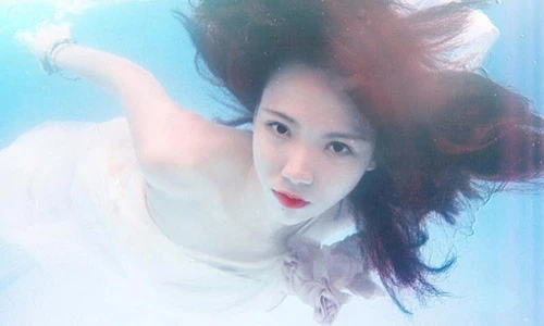 Nữ đạo diễn 9X xinh đẹp trong bộ ảnh chụp dưới nước