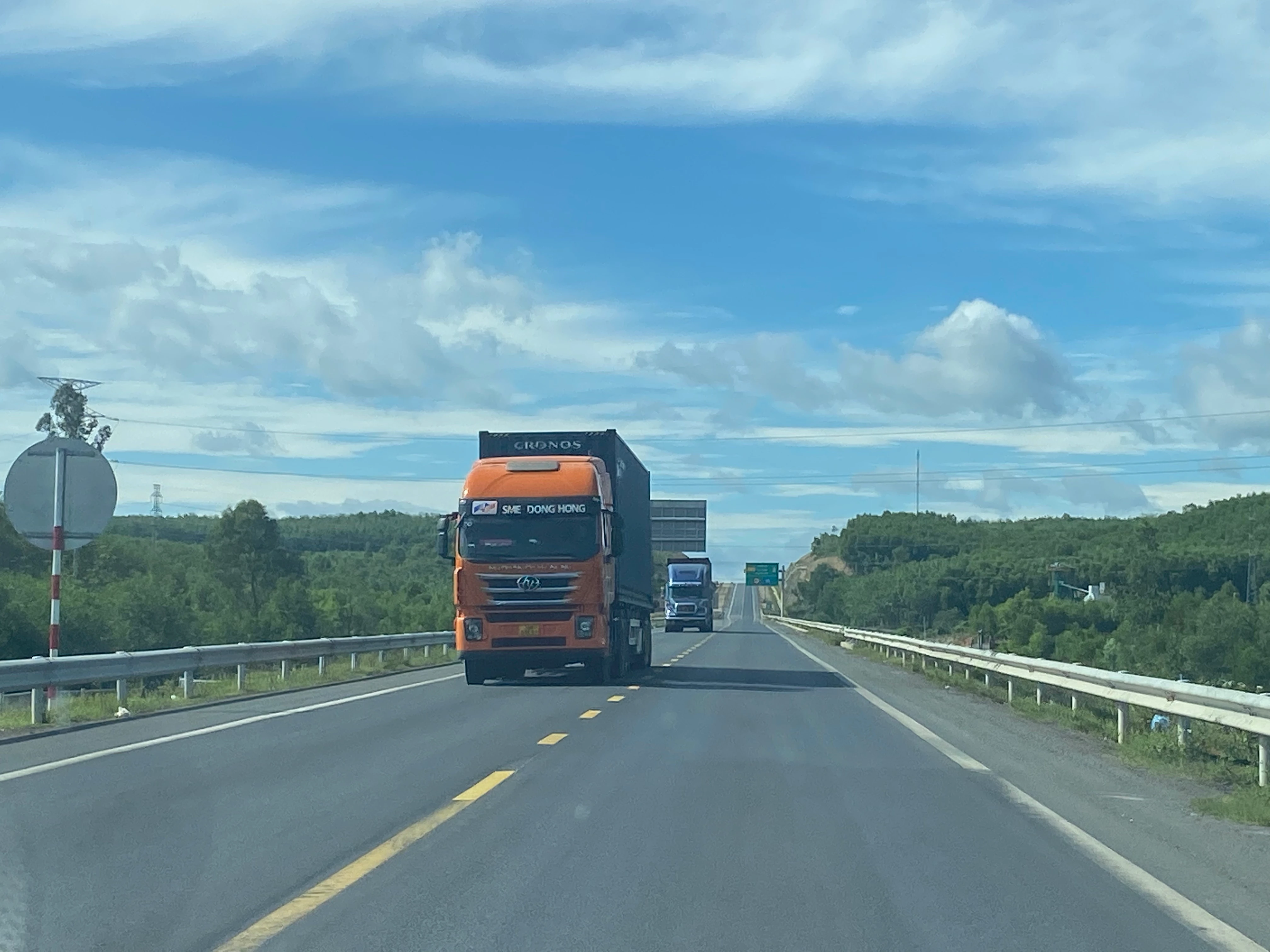 Cao tốc Cam Lộ - La Sơn phương tiện lưu thông nhộn nhịp trở lại