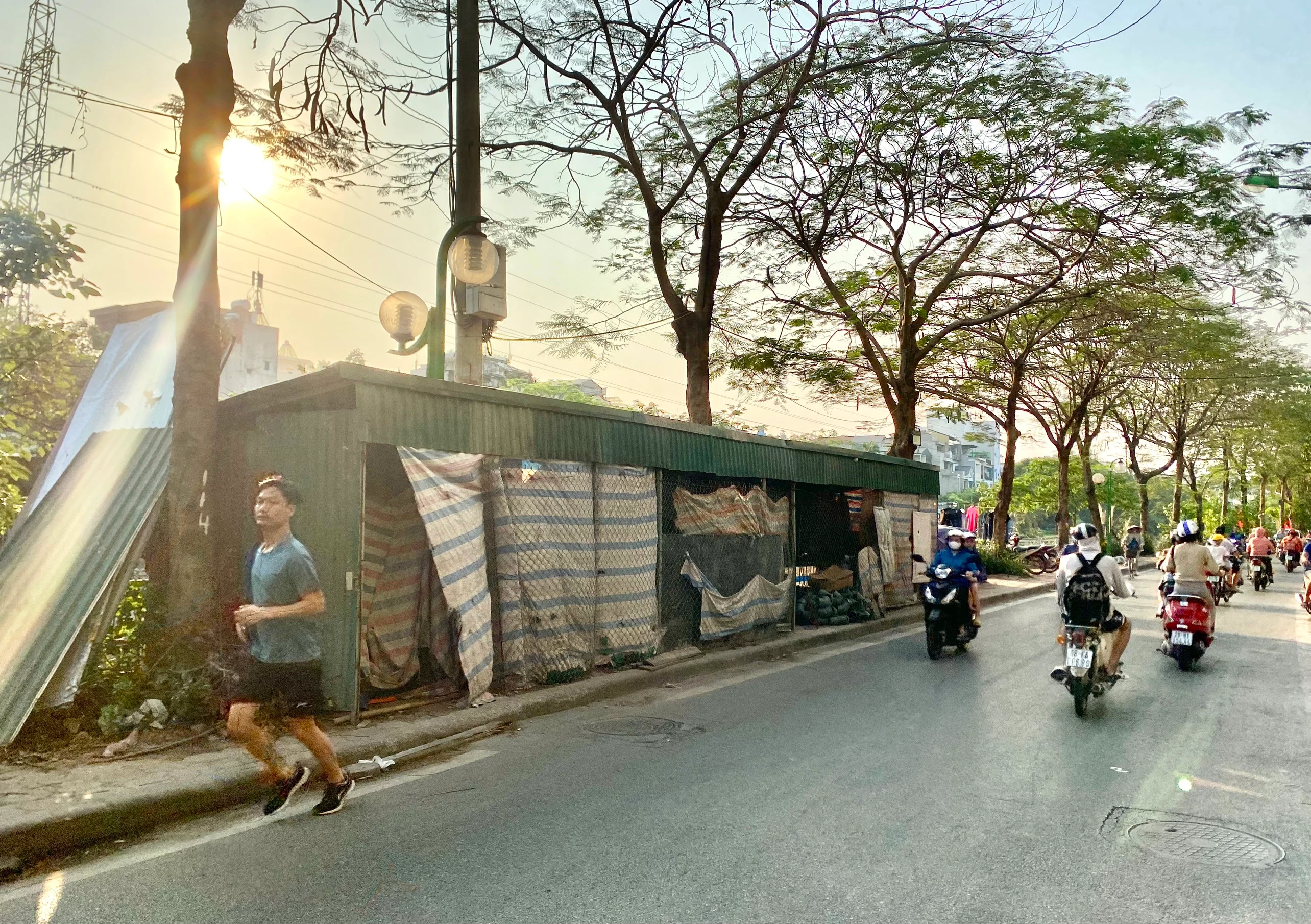 Hà Nội: Vỉa hè hai bên bờ sông Sét bị chiếm dụng nghiêm trọng